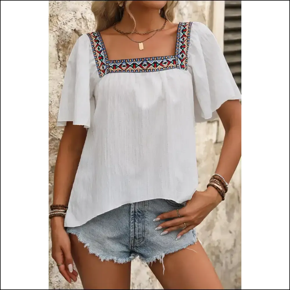Chic White Geometric Blouse: Finally, a Top that Understands my Chaos 💀