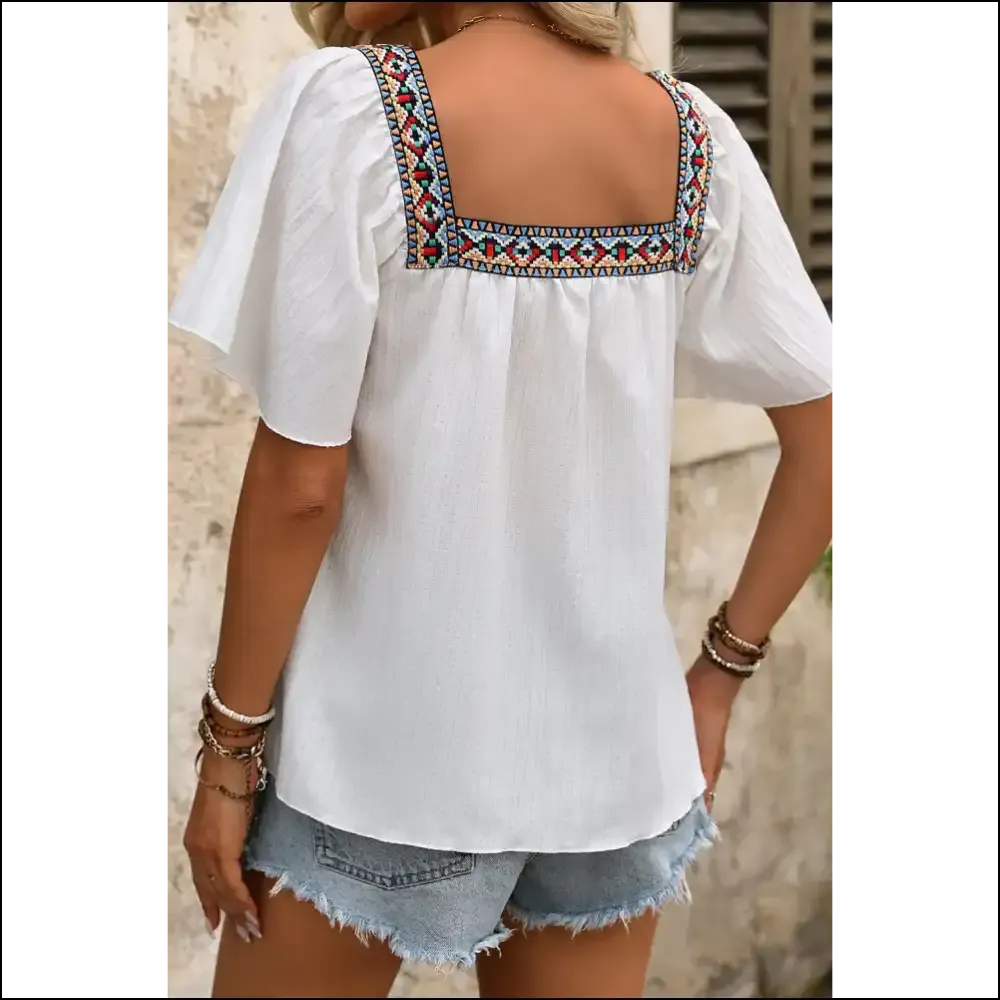 Chic White Geometric Blouse: Finally, a Top that Understands my Chaos 💀