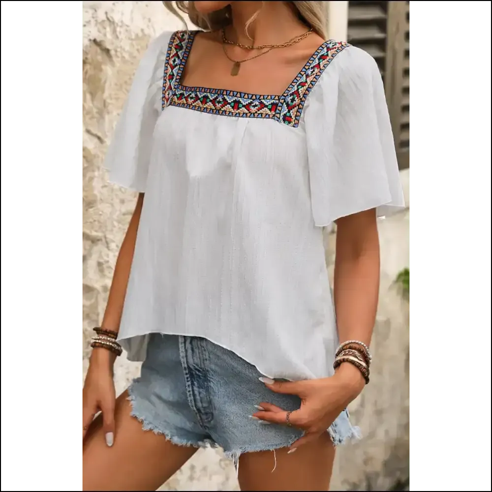 Chic White Geometric Blouse: Finally, a Top that Understands my Chaos 💀