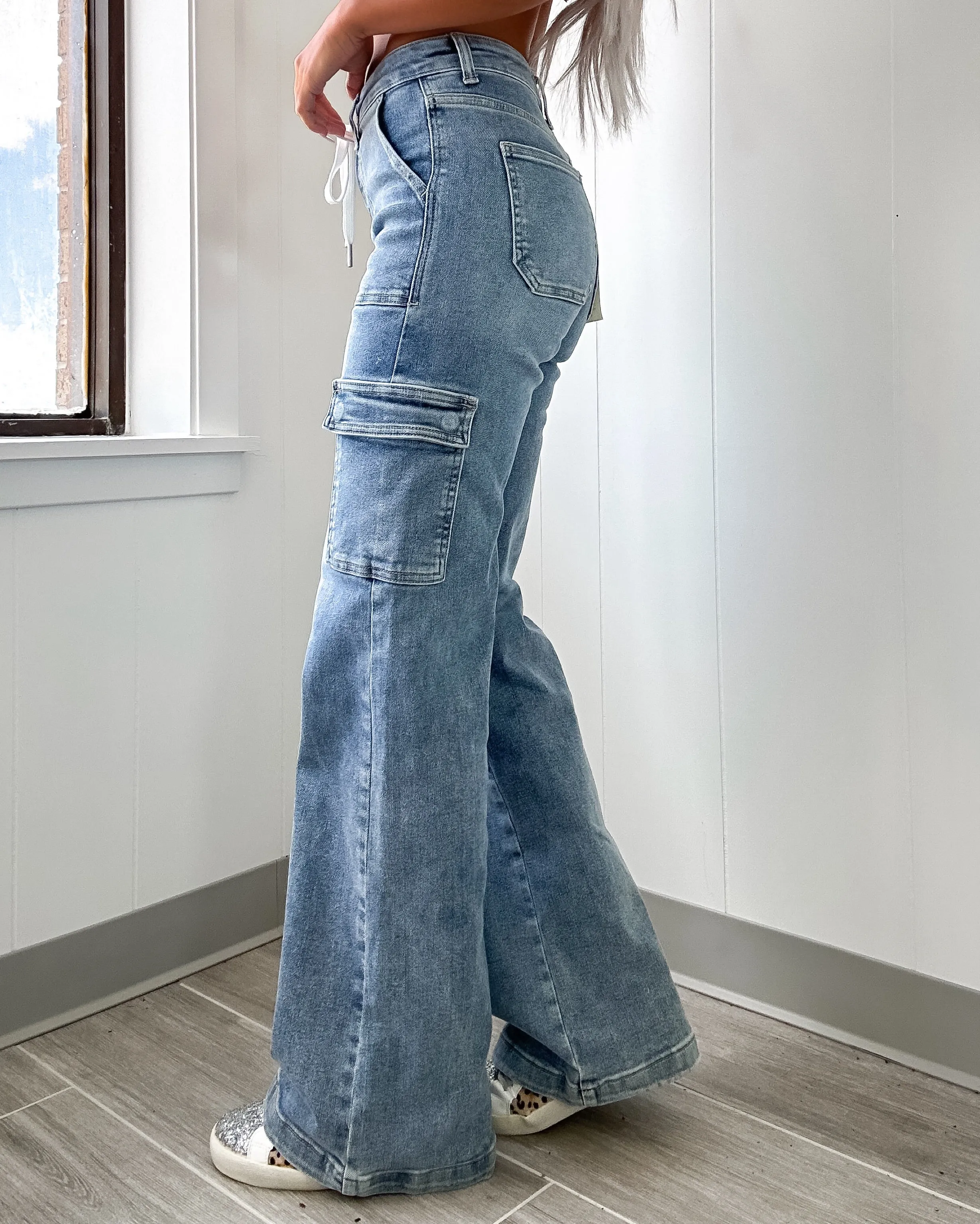 Lana High Rise Cargo Jeans - Medium Wash