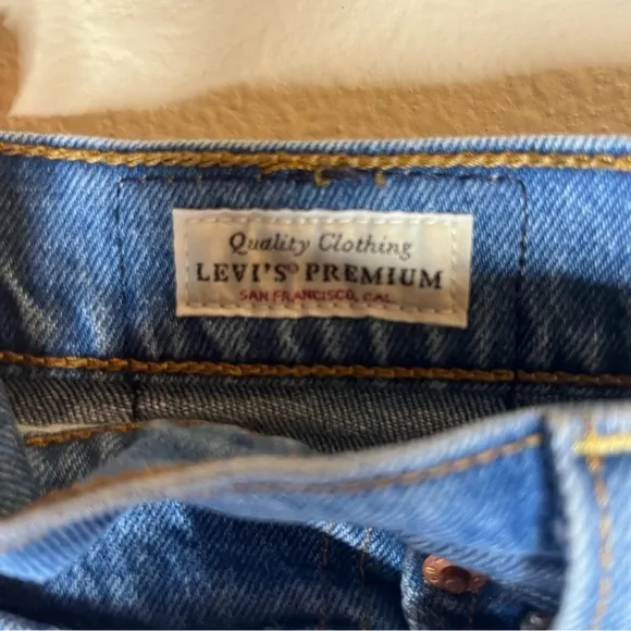 Levi’s Premium Denim Ribcage Buttonfly Shorts Size 27‎