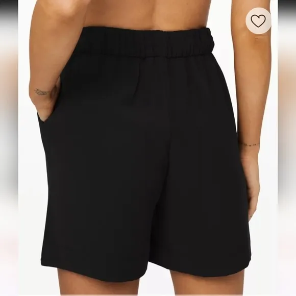 Lululemon Noir High-Rise Short 5.5 Sz6