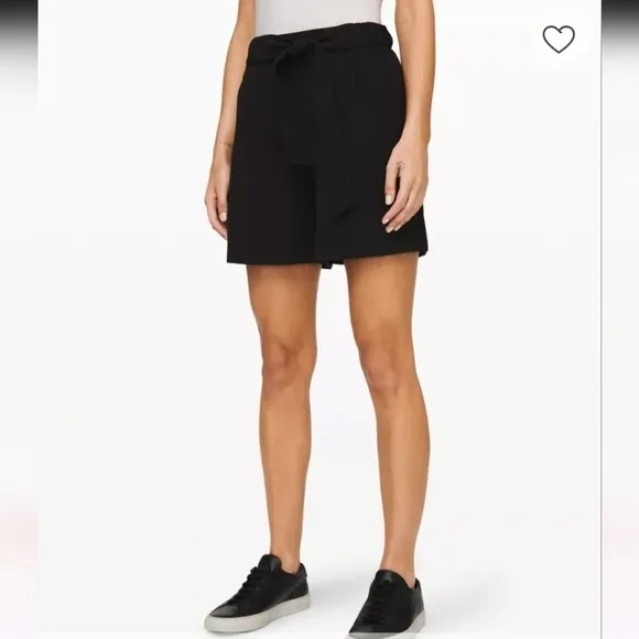 Lululemon Noir High-Rise Short 5.5 Sz6
