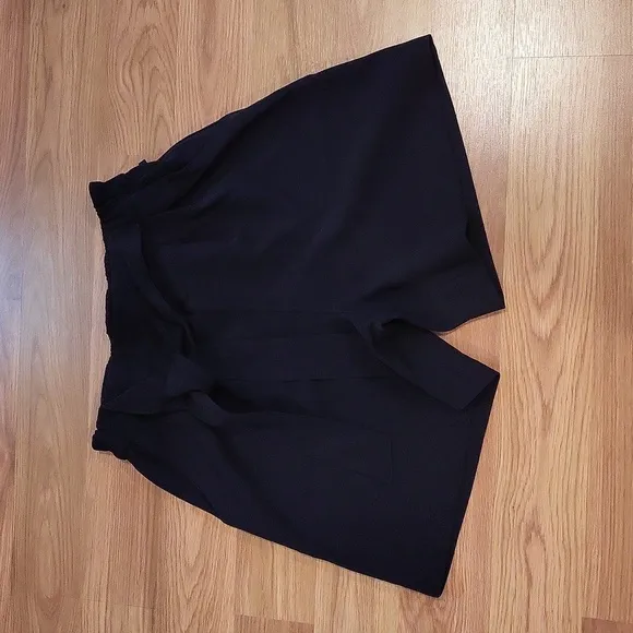 Lululemon Noir High-Rise Short 5.5 Sz6