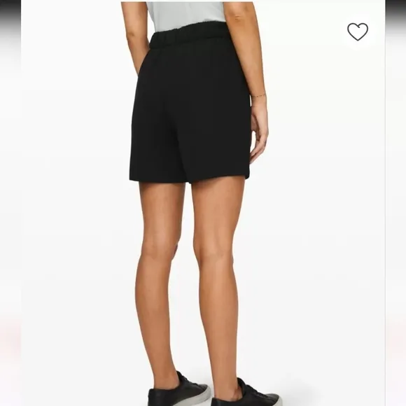 Lululemon Noir High-Rise Short 5.5 Sz6