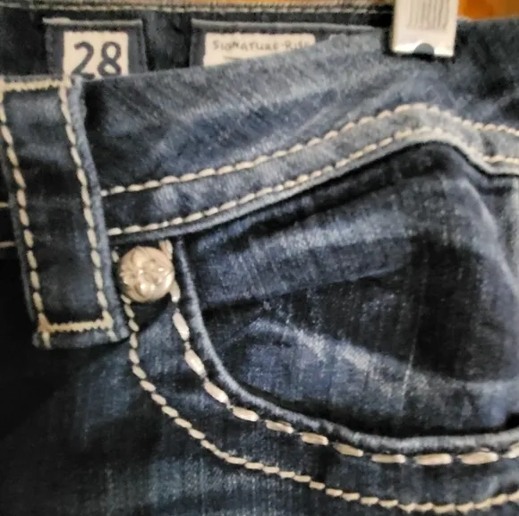 Miss Me 28Signature RiseStraight # The Buckle # Miss MeThe  rise in the je