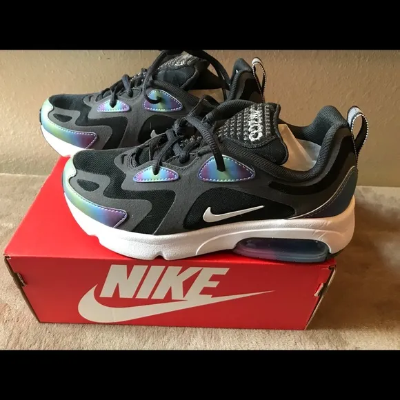 NIB - NIKE AIR MAX 200 20 (GS) Size 4Y