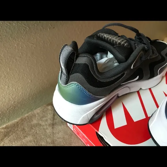 NIB - NIKE AIR MAX 200 20 (GS) Size 4Y