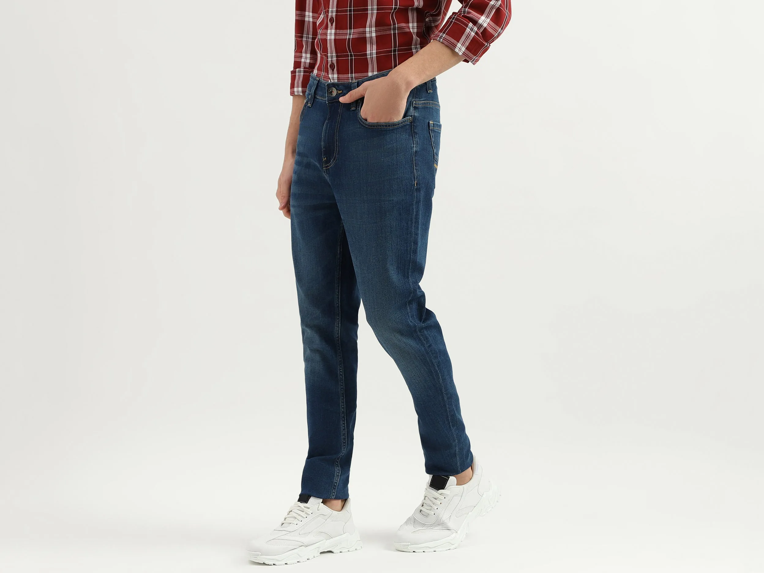 Solid Mid Rise Carrot Fit Jeans